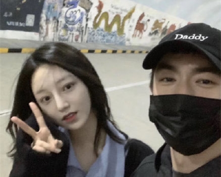 林更新与网红亲密同游合照 却又否认新恋情