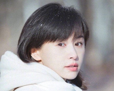 王子文为高铁踩桌板道歉：感到十分愧疚