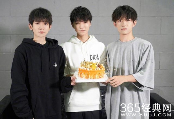 太暖了！王俊凯王源为易烊千玺演唱会送“应援色”花篮