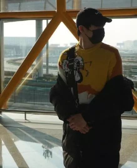 为恋情添锤？魏大勋便穿上杨幂新代言的品牌衣服