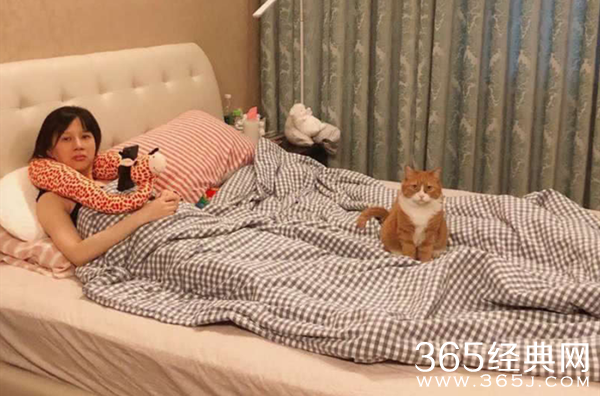 papi酱孕肚照曝光 素颜头戴老胡送的沙雕礼物