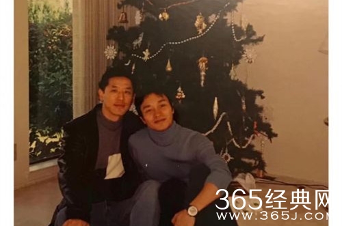 平安夜唐鹤德晒与张国荣旧照 感谢大家以哥哥之名做慈善