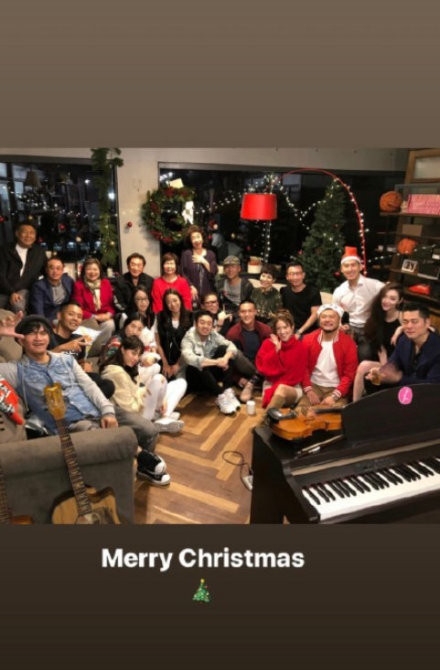 女友抱着高以翔生前爱犬 陪两家父母过圣诞