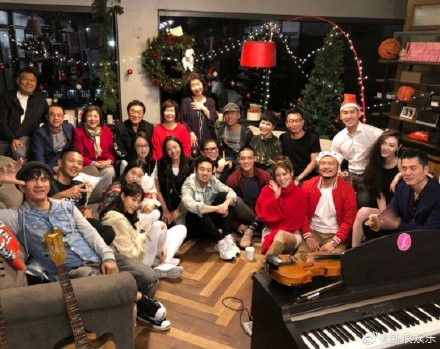 女友抱着高以翔生前爱犬 陪两家父母过圣诞