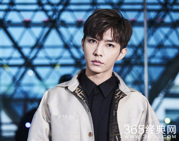 粉丝和代拍撞倒路人 炎亚纶向路人道歉获赞