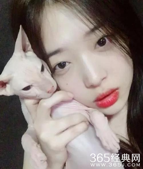 金希澈避谈雪莉具荷拉原因 感谢刘在石颁奖礼提到妹妹们