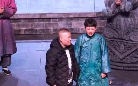 郭麒麟抱着郭德纲哭了 郭德纲偷偷看儿子话剧尽显父爱