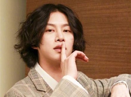 金希澈直播透露 因行程问题将缺席韩庚婚礼