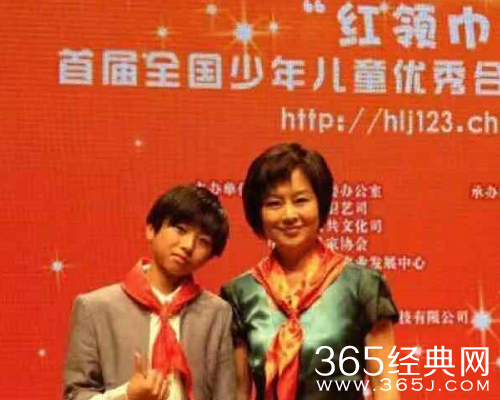 蔡徐坤曾与鞠萍同台主持 13岁却毫不怯场