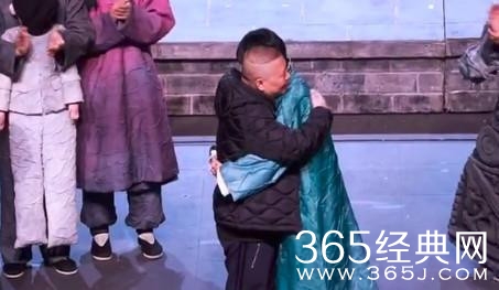 郭麒麟抱着郭德纲哭了 他也只是个20出头的少年
