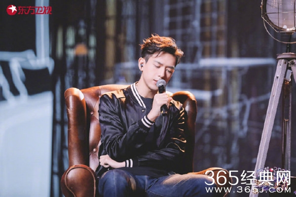 李现跨年首秀现身东方卫视 首次现场演唱《牛奶面包》