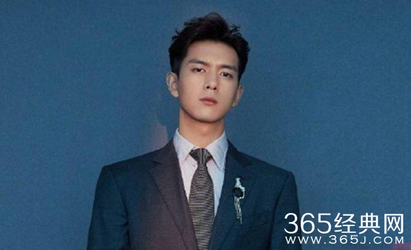 求生欲满满！李现回应无名指戴戒指:好看而已