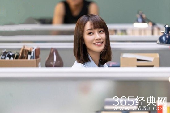 《精英律师》女主戴曦没有文凭没有资格证的原因是什么？