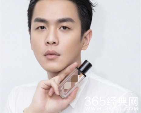 张若昀手势引热议 网友纷纷模仿表示做不到