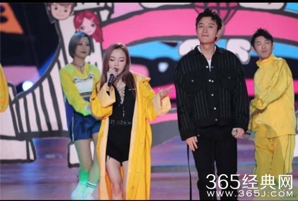 杨幂跨年晚会《野狼disco》尝试唱跳 被指撞脸李小璐