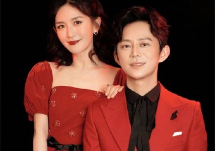 何炅穿越人海拥抱谢娜 亲情一样的友情！