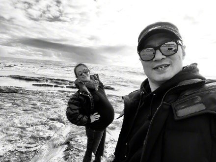 章子怡元旦产子 汪峰在一旁小心翼翼抱着儿子