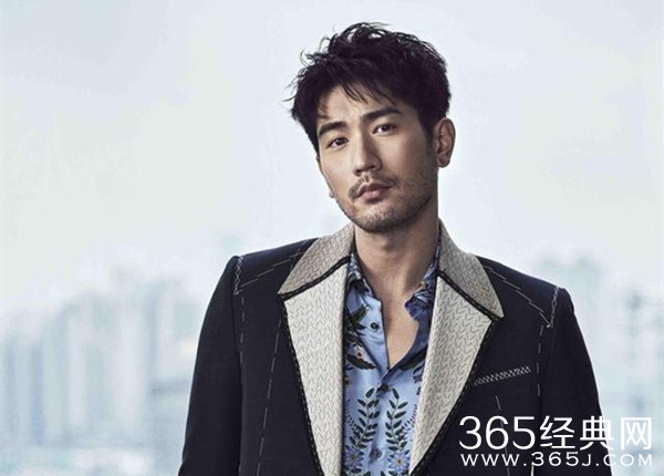 高以翔获最具人气男演员奖 愿你在天堂一切安好