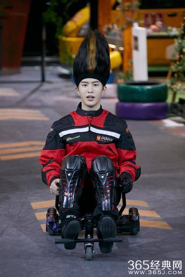 《明星大侦探》范丞丞扫把头瞩目 化身“自闭”赛车手