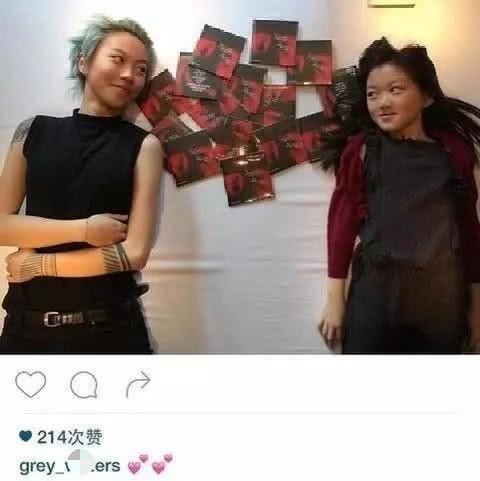 李嫣晒童年照为窦靖童庆生 被姐姐抱怀里超有爱