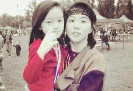 李嫣晒童年照为窦靖童庆生 被姐姐抱怀里超有爱