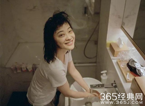 梅婷踩飞机显示屏后遭“谩骂” 本人发文道歉