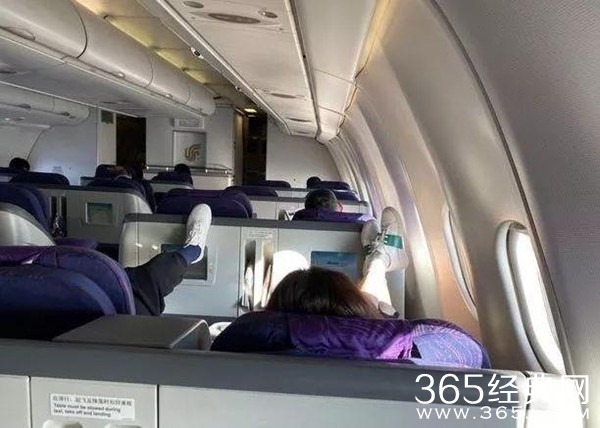 梅婷踩飞机显示屏后遭“谩骂” 本人发文道歉