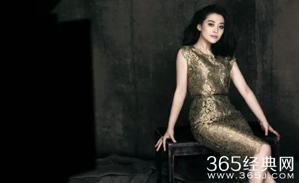 梅婷脚踩飞机舱位椅背 网友:素质都是做给观众看得