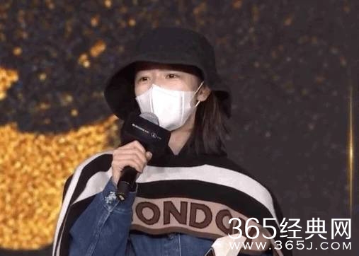 周冬雨戴口罩领奖 只因拔完智齿肿成“小包子”