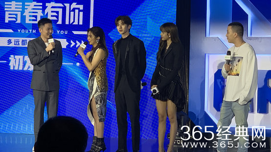 《青你2》发布会Lisa身材比例看呆众人 人间腿精就是她!