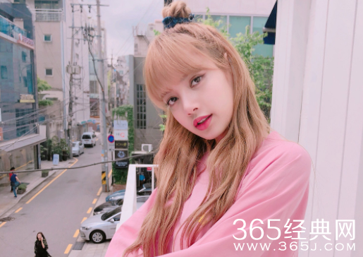 《青你2》发布会Lisa身材比例看呆众人 人间腿精就是她!