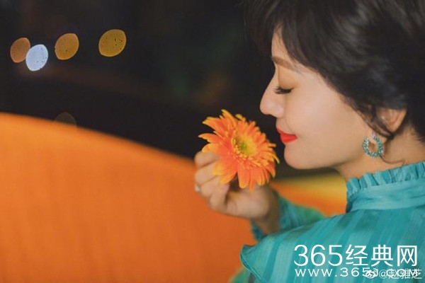 自我检讨式发文引热议 赵雅芝发文俏皮求“热搜”