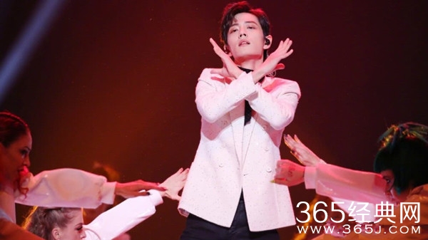 肖战2019成绩红火 却谦虚自定为“娱乐圈打工仔”