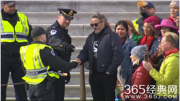 小丑菲尼克斯被逮捕 因其参与抗议气候变化集会