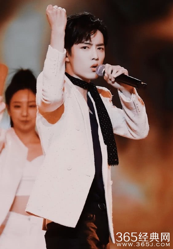 肖战2019成绩红火 却谦虚自定为“娱乐圈打工仔”