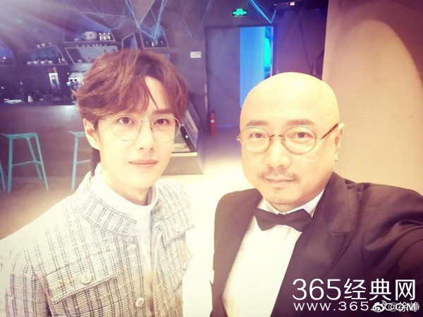 徐峥王一博合影 王一博推荐大家看囧妈调侃完成kpi了