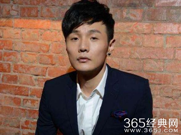 李荣浩厕所抽烟被烫屁股 粉丝:哥，这事就别搁外头说了