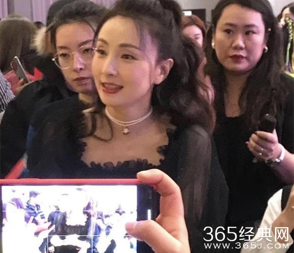 47岁陶虹生图状态佳 招牌眼窝宛如少女