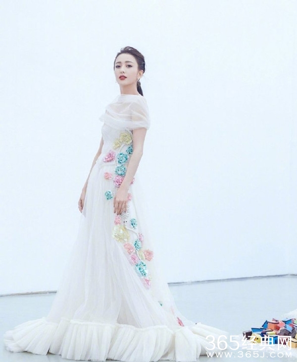 春晚支持人大换血 佟丽娅加入春晚主持阵容