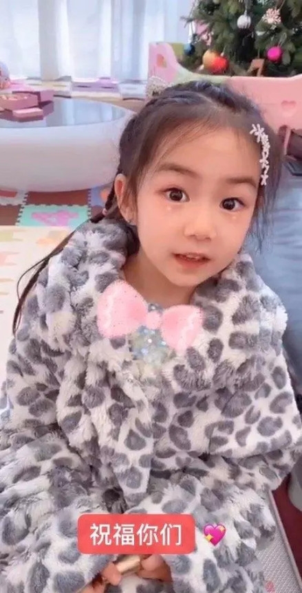 完全缩小版戚薇！lucky近照长大了和妈妈越来越像