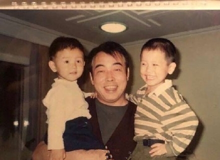 小年夜陈飞宇晒与哥哥合照 22岁哥哥英国读书