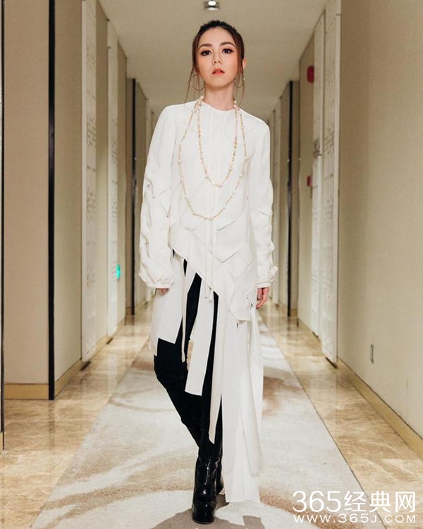 邓紫棋忆感情经历失控落泪 现男友男友贴心相伴