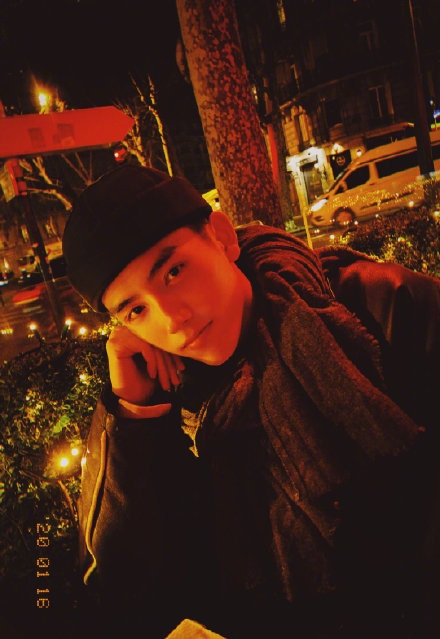 兄弟俩罕见同框 陈飞宇哥哥晒兄弟合影