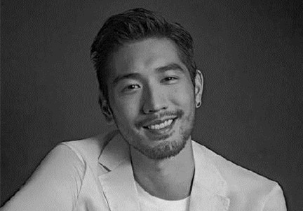 高以翔生前客串电影首映 高爸爸现身坐影院后排