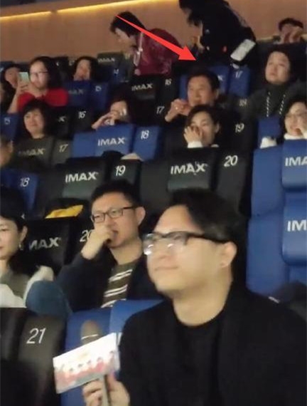 高以翔生前客串电影首映 高爸爸现身坐影院后排