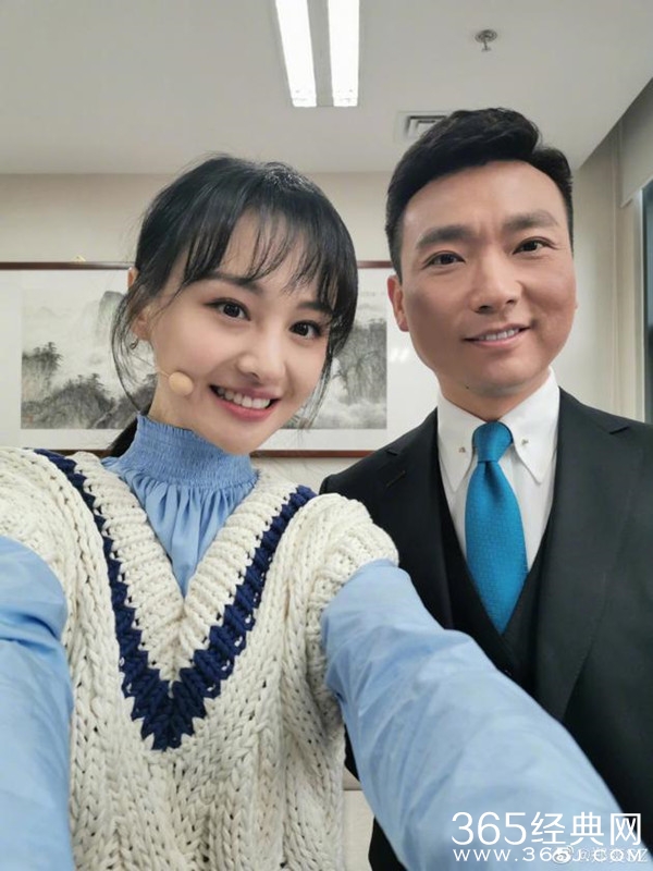 郑爽晒与康辉合影 笑容灿烂追星成功现场