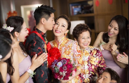 曝40岁杨怡怀孕预产期今年5月 罗仲谦庙里求平安