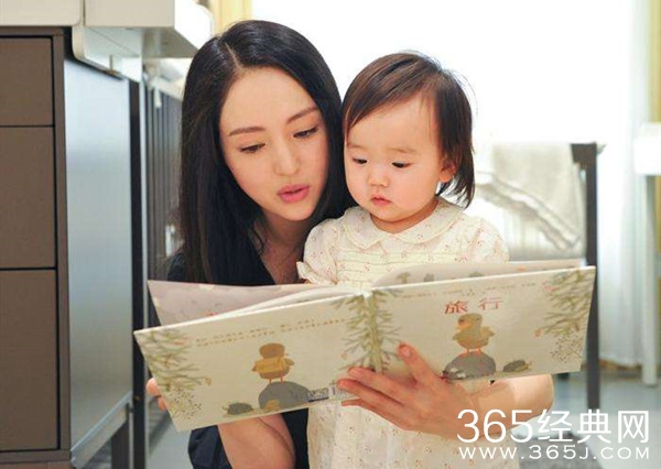 董璇晒女儿玩雪照 小酒窝长相与高云翔简直一黁一样