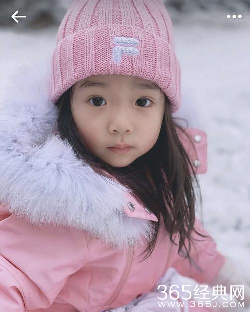 董璇晒女儿玩雪照 小酒窝长相与高云翔简直一黁一样