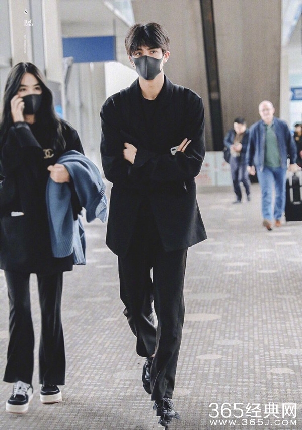 宋威龙全家福曝光 姐姐高颜值让人大呼基因好！